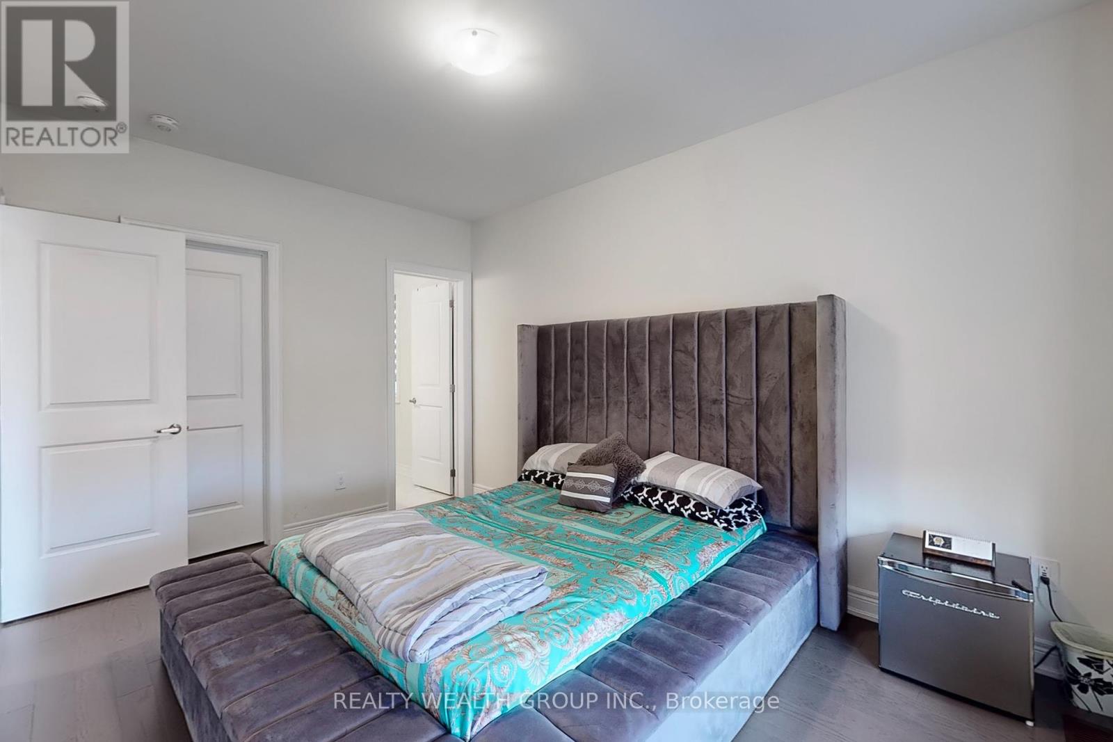 Photo 1 of 2421 Irene Crescent, Oakville ON
