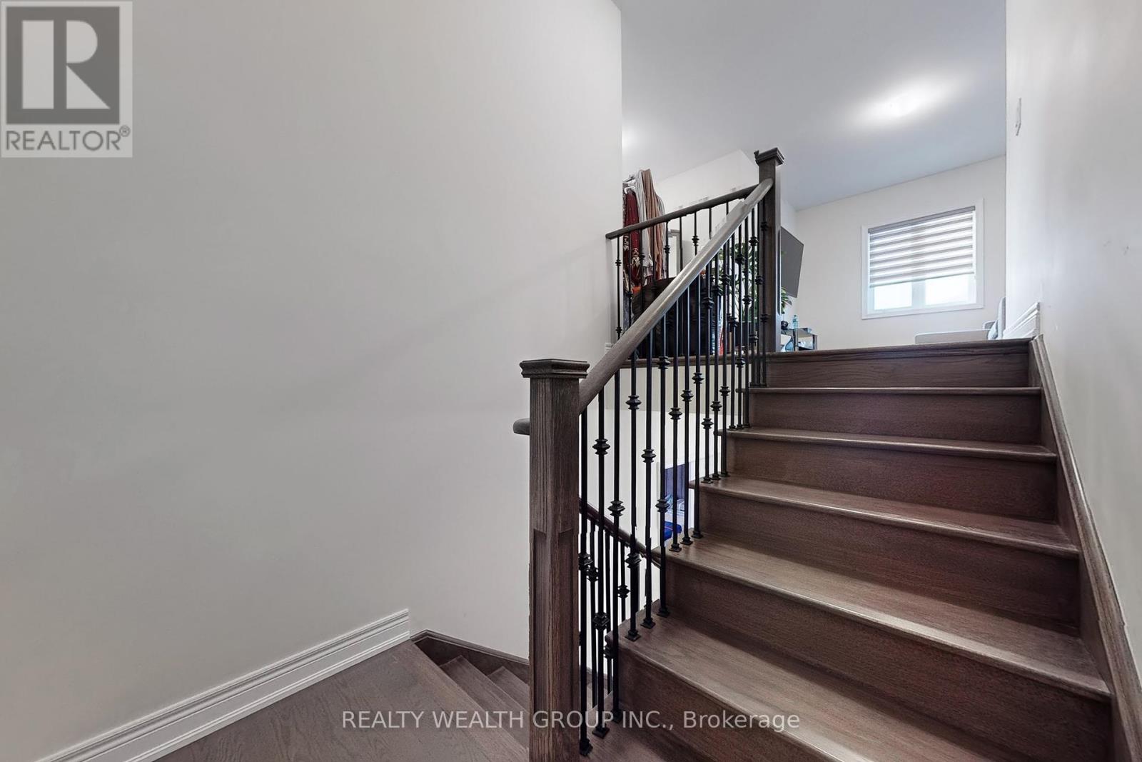 Photo 2 of 2421 Irene Crescent, Oakville ON