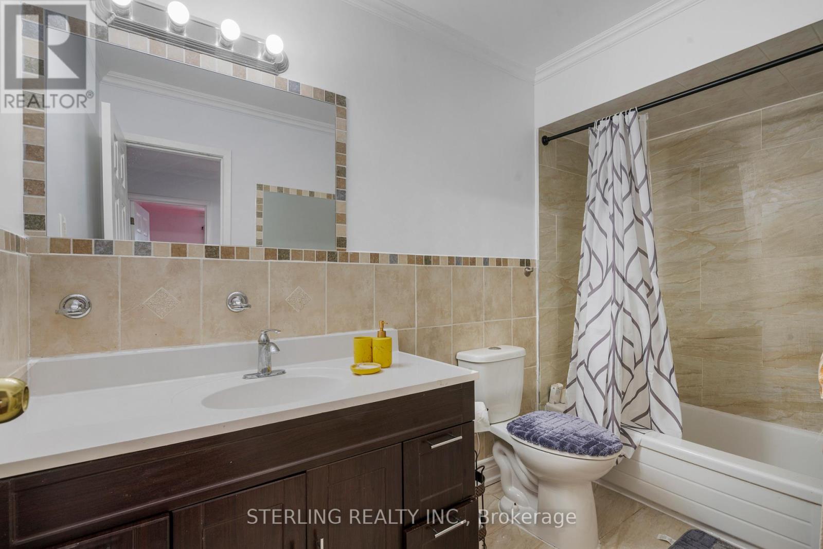 Photo 4 of 21 Foxacre Row, Brampton ON
