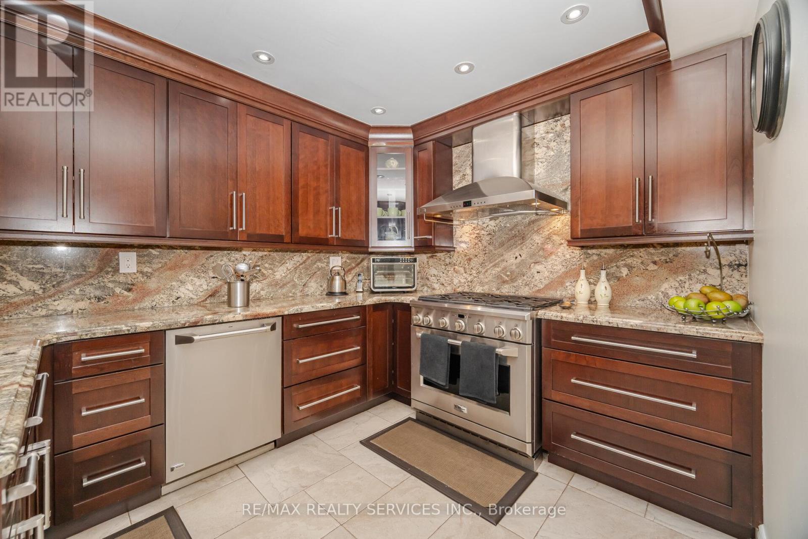 Photo 19 of 15 Brookbank Court, Brampton ON