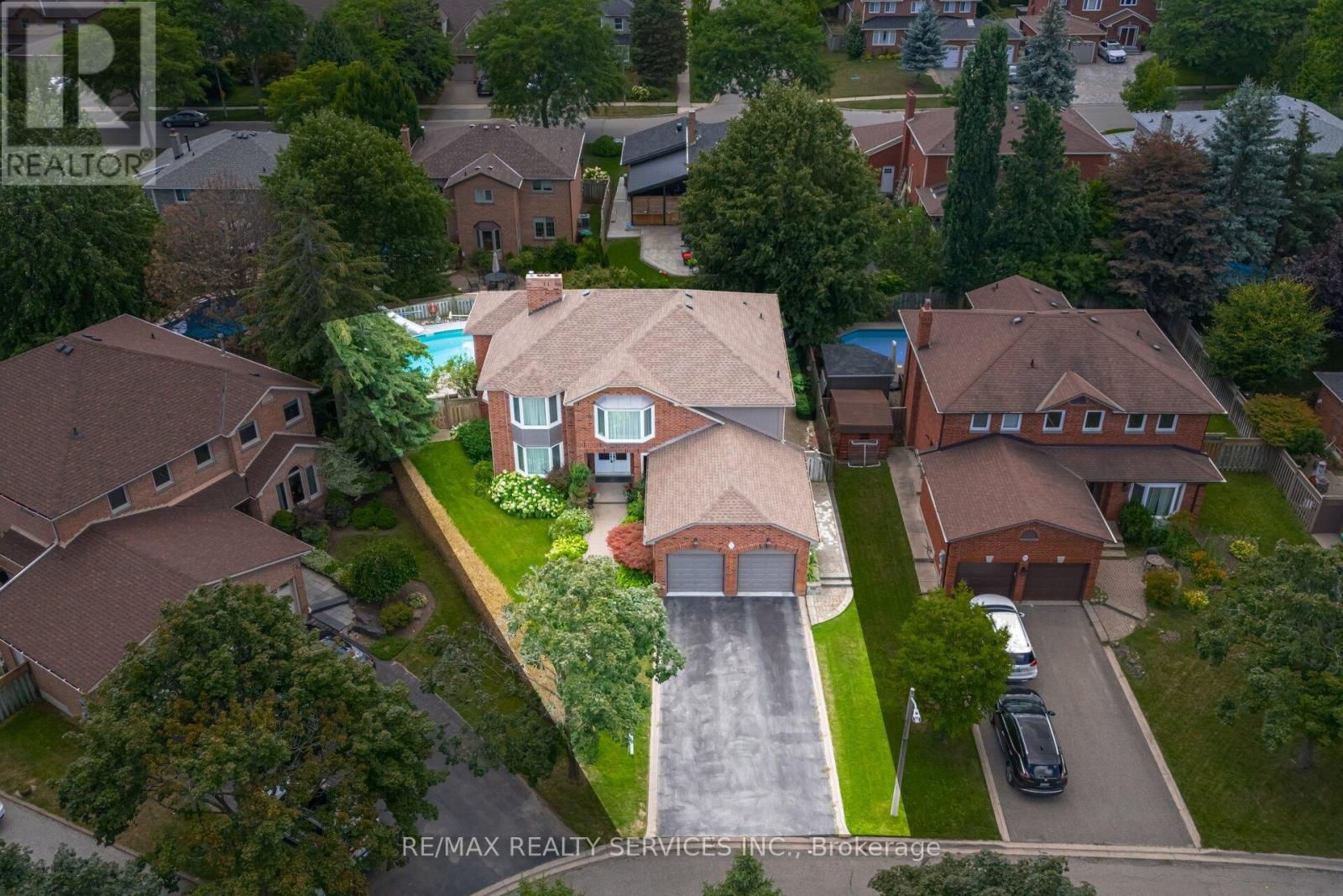 Photo 2 of 15 Brookbank Court, Brampton ON