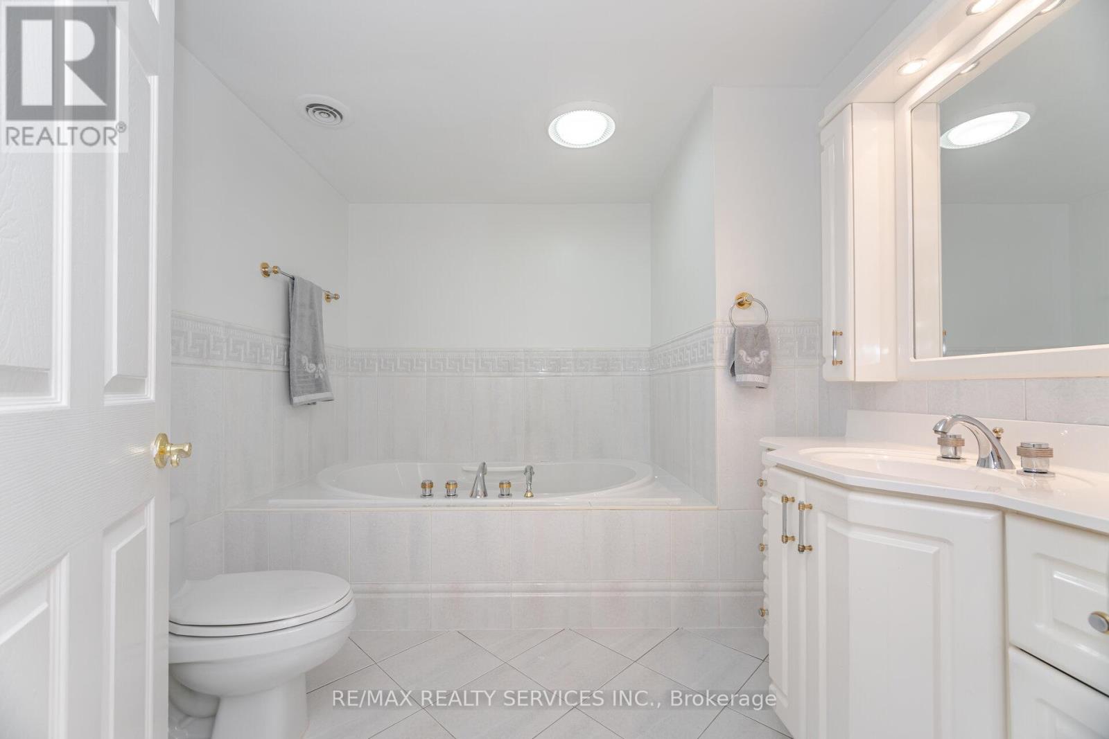 Photo 32 of 15 Brookbank Court, Brampton ON