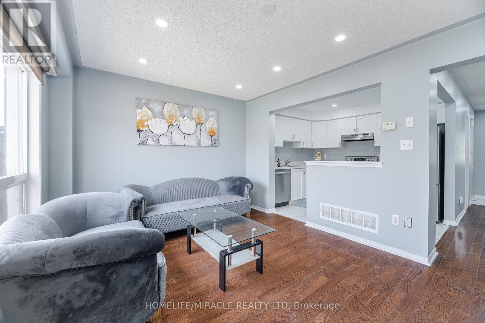 Photo 17 of 4 Vauxhall Crescent, Brampton ON