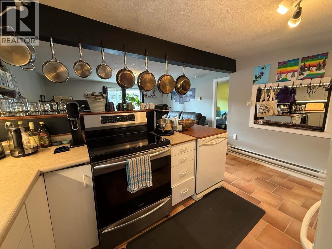 1114 Columbia Heights, Robson