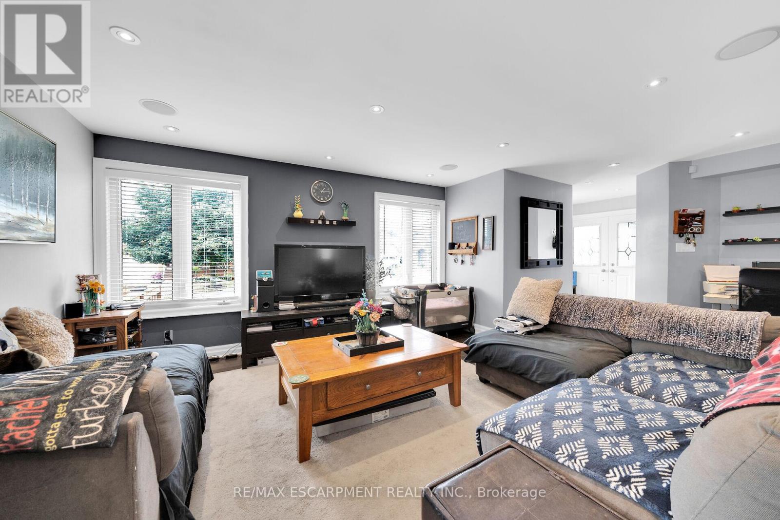 Photo 3 of 2 Tyler Drive, Hamilton ON