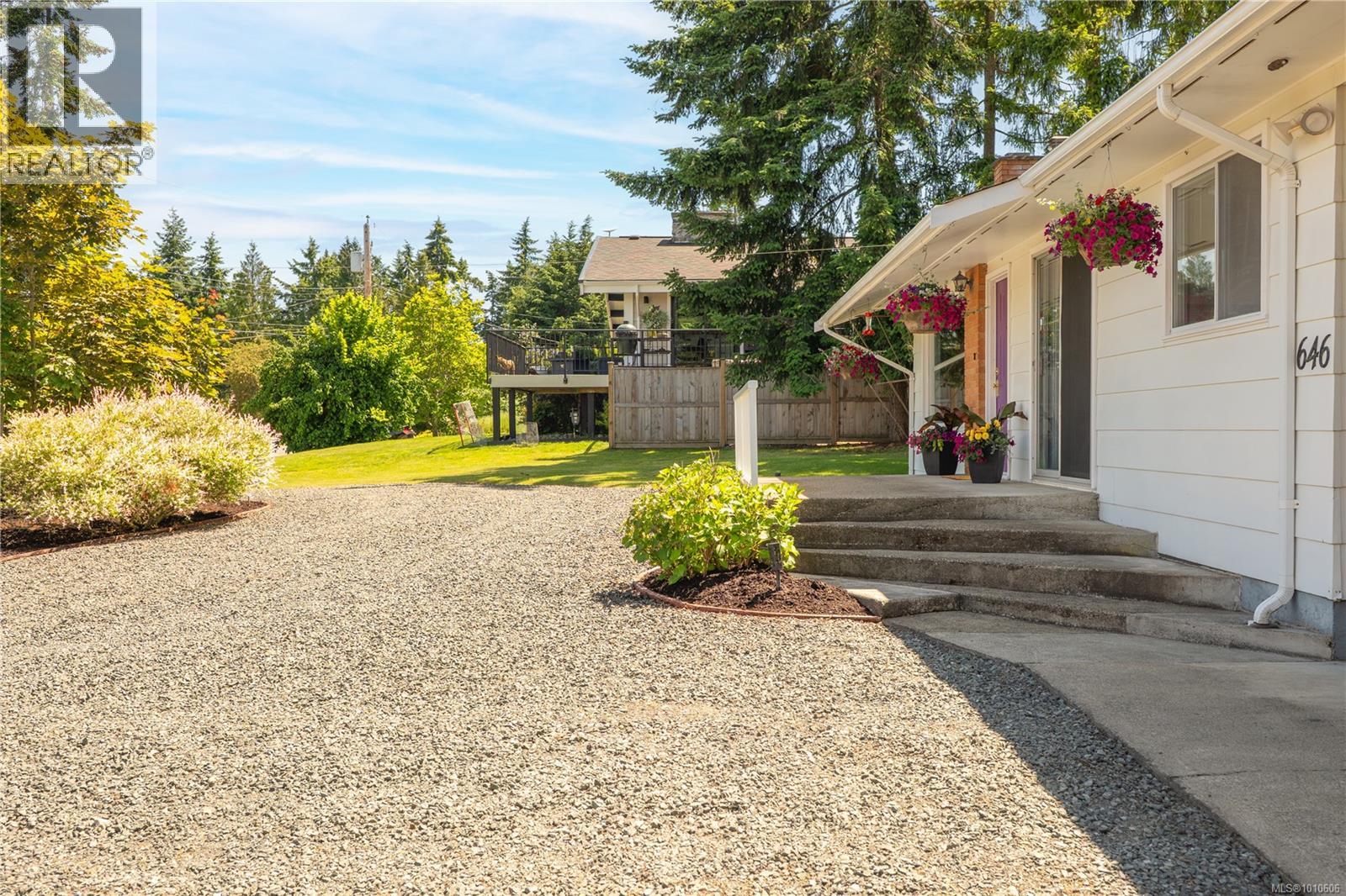 Photo 19 of 646 Hawthorne Rise, French Creek BC