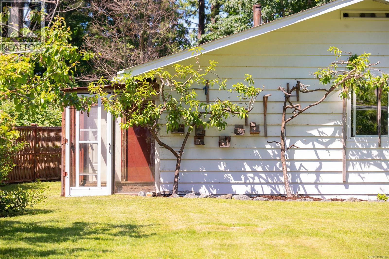 Photo 26 of 646 Hawthorne Rise, French Creek BC