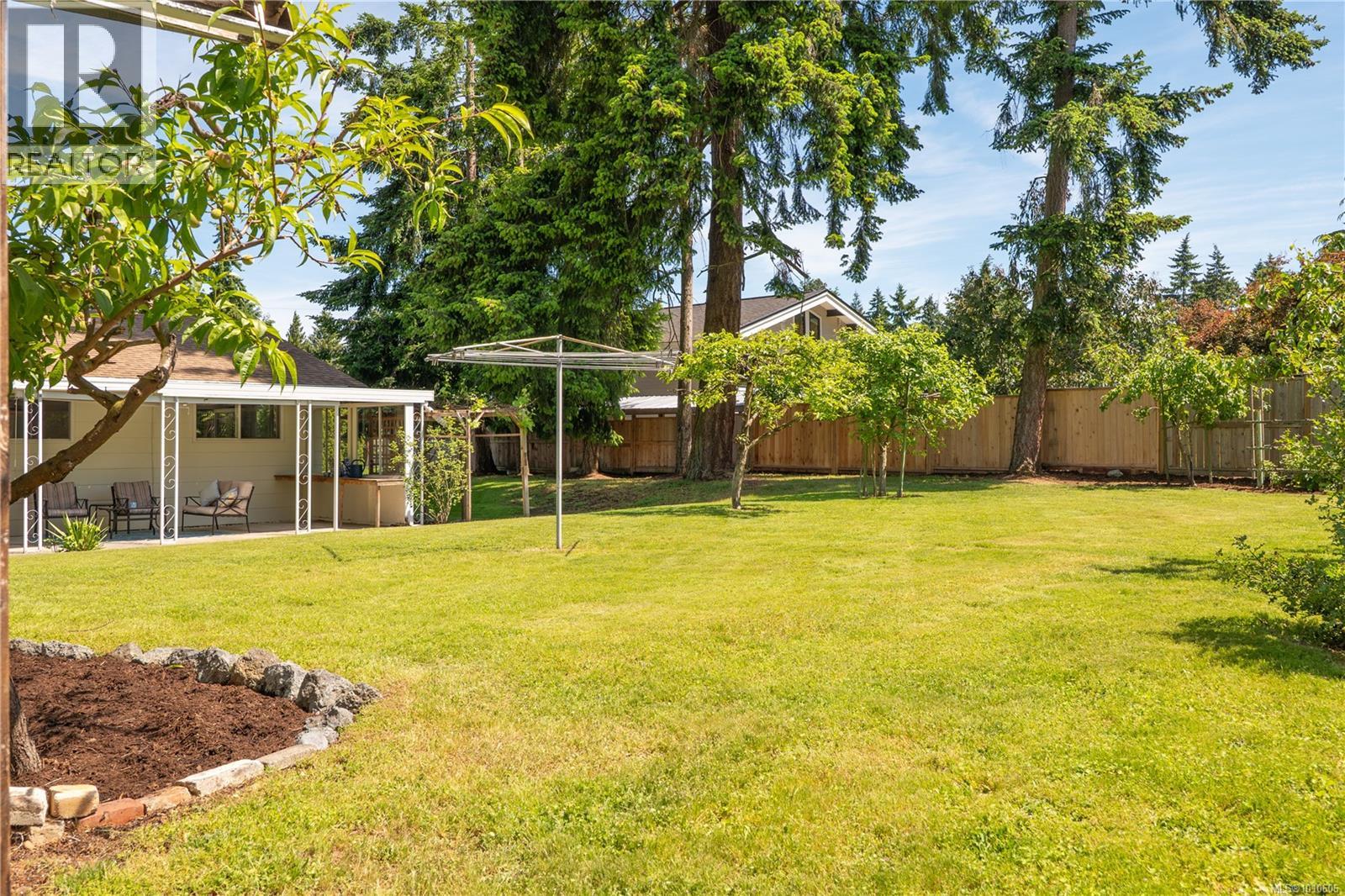 Photo 28 of 646 Hawthorne Rise, French Creek BC
