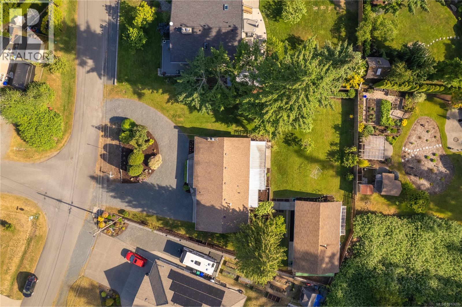 Photo 3 of 646 Hawthorne Rise, French Creek BC