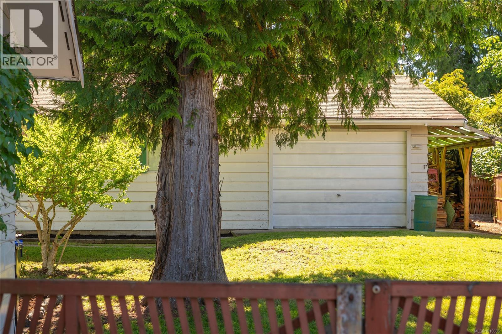 Photo 36 of 646 Hawthorne Rise, French Creek BC