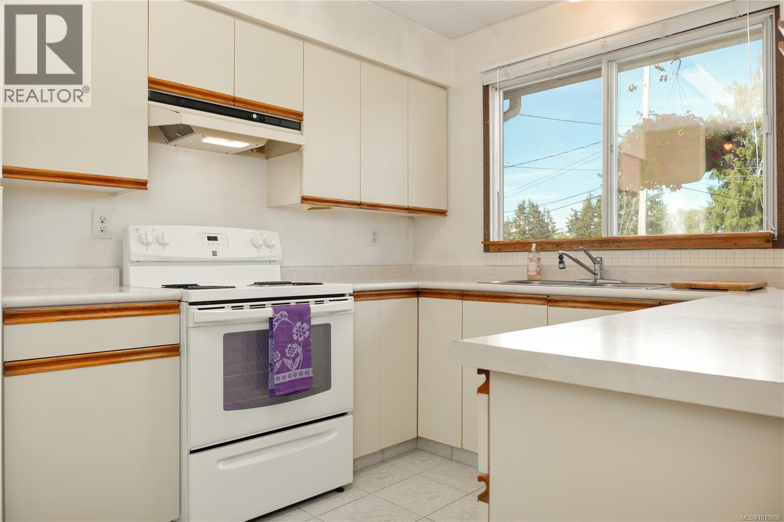 Photo 54 of 646 Hawthorne Rise, French Creek BC