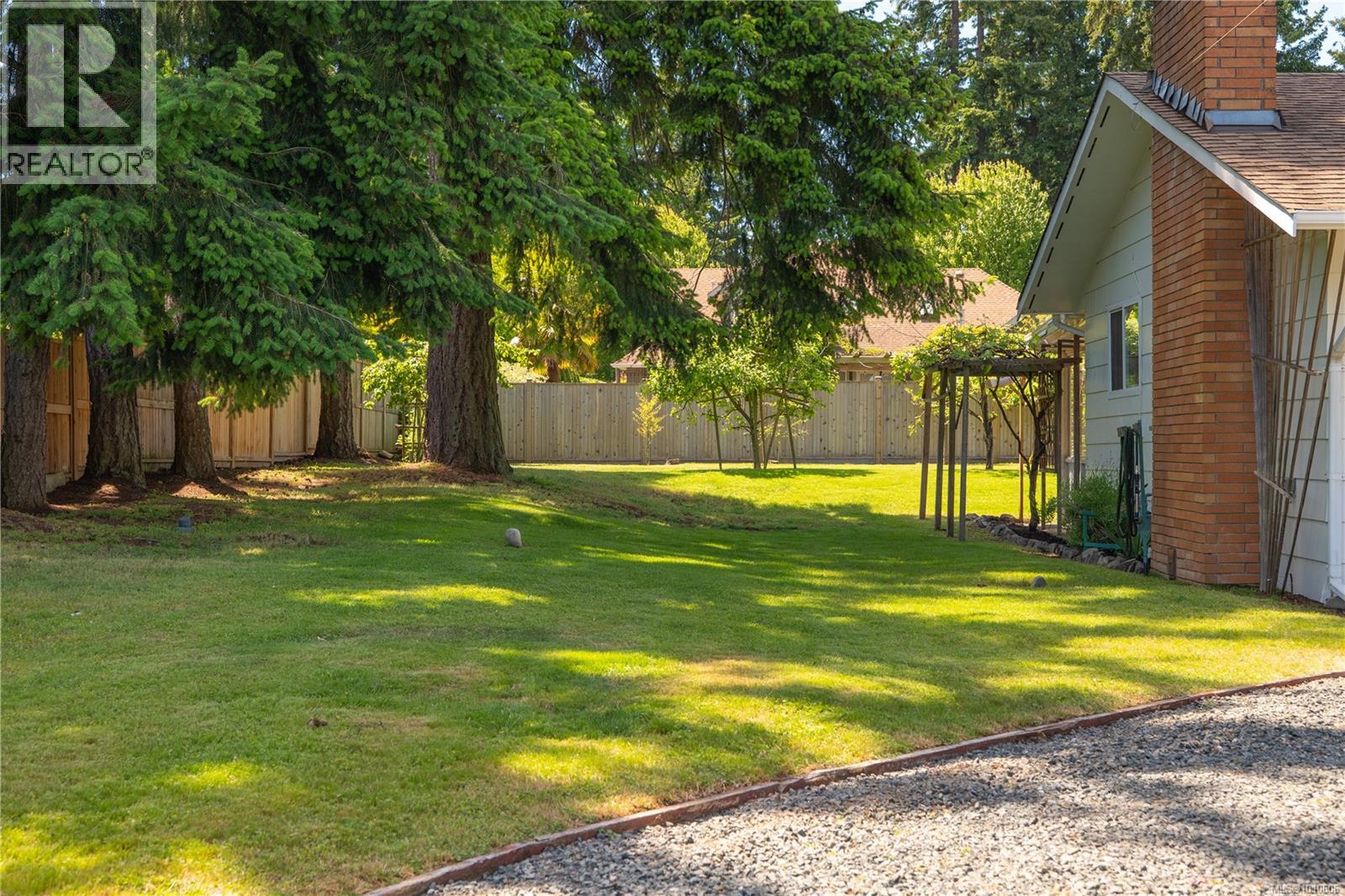 Photo 6 of 646 Hawthorne Rise, French Creek BC