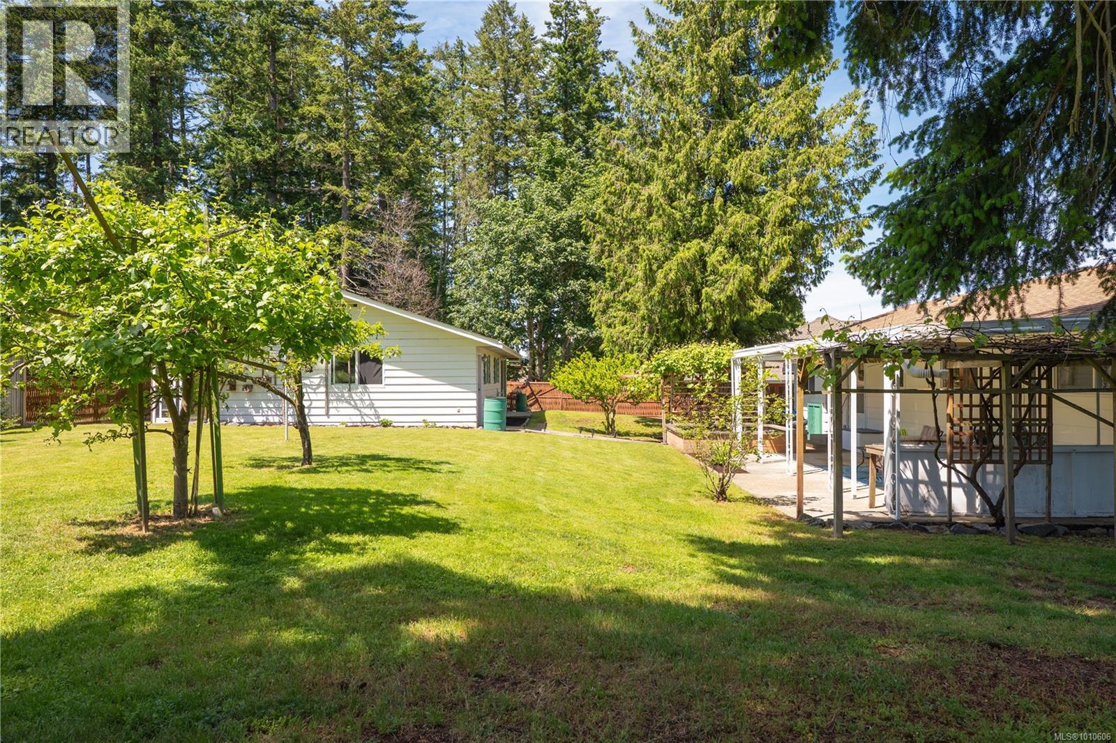 Photo 7 of 646 Hawthorne Rise, French Creek BC