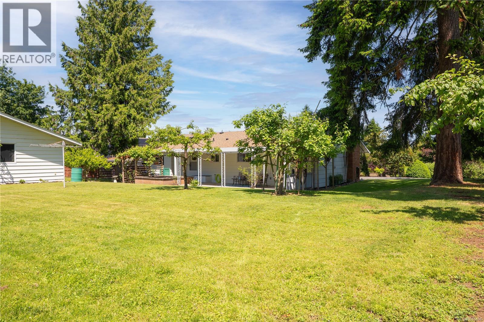 Photo 8 of 646 Hawthorne Rise, French Creek BC
