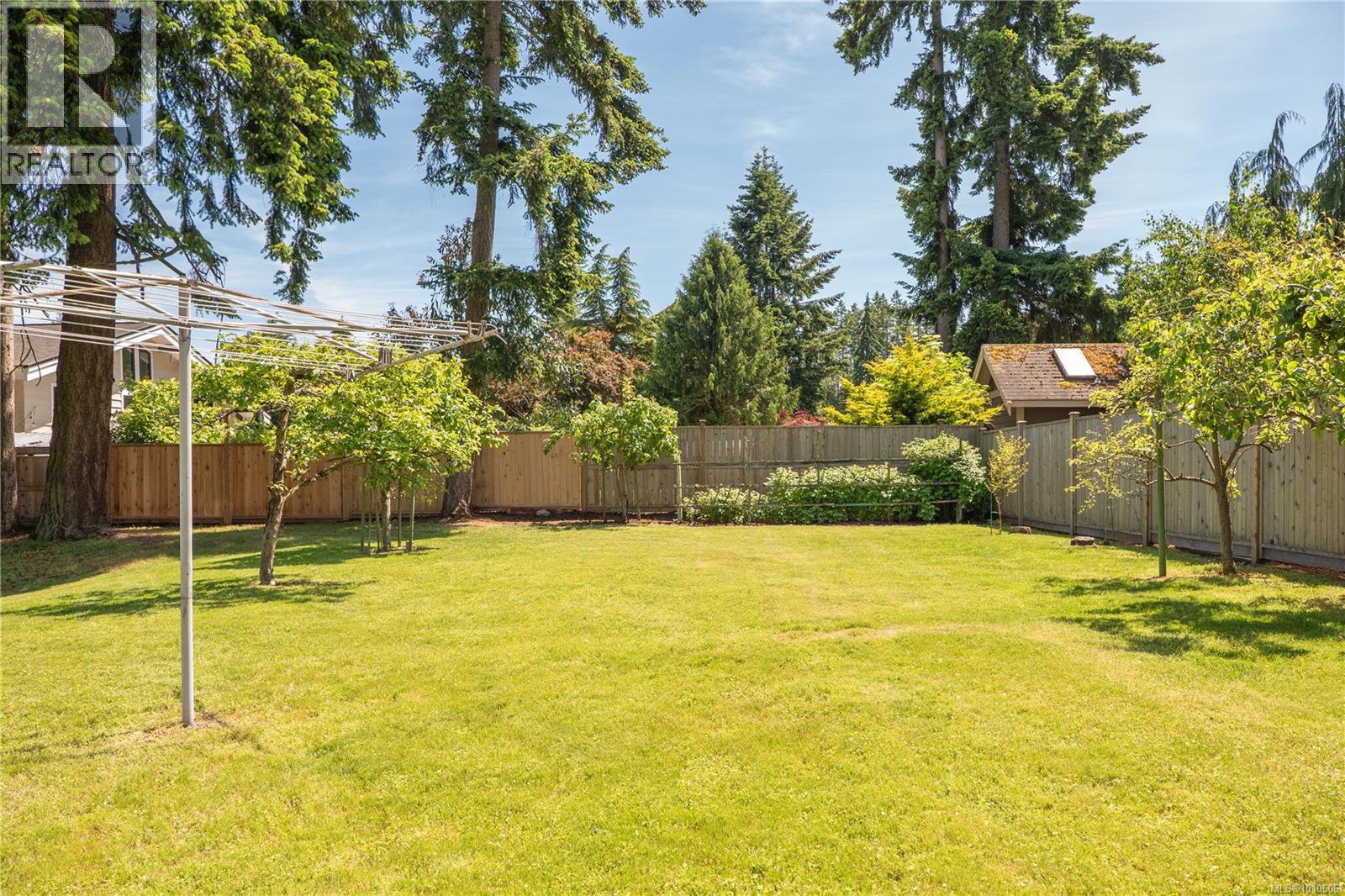 Photo 9 of 646 Hawthorne Rise, French Creek BC