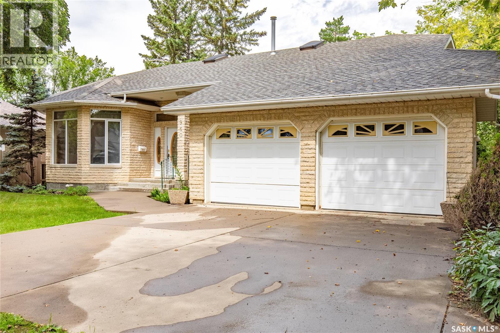 Photo 2 of 960 Duffield Street W, Moose Jaw SK