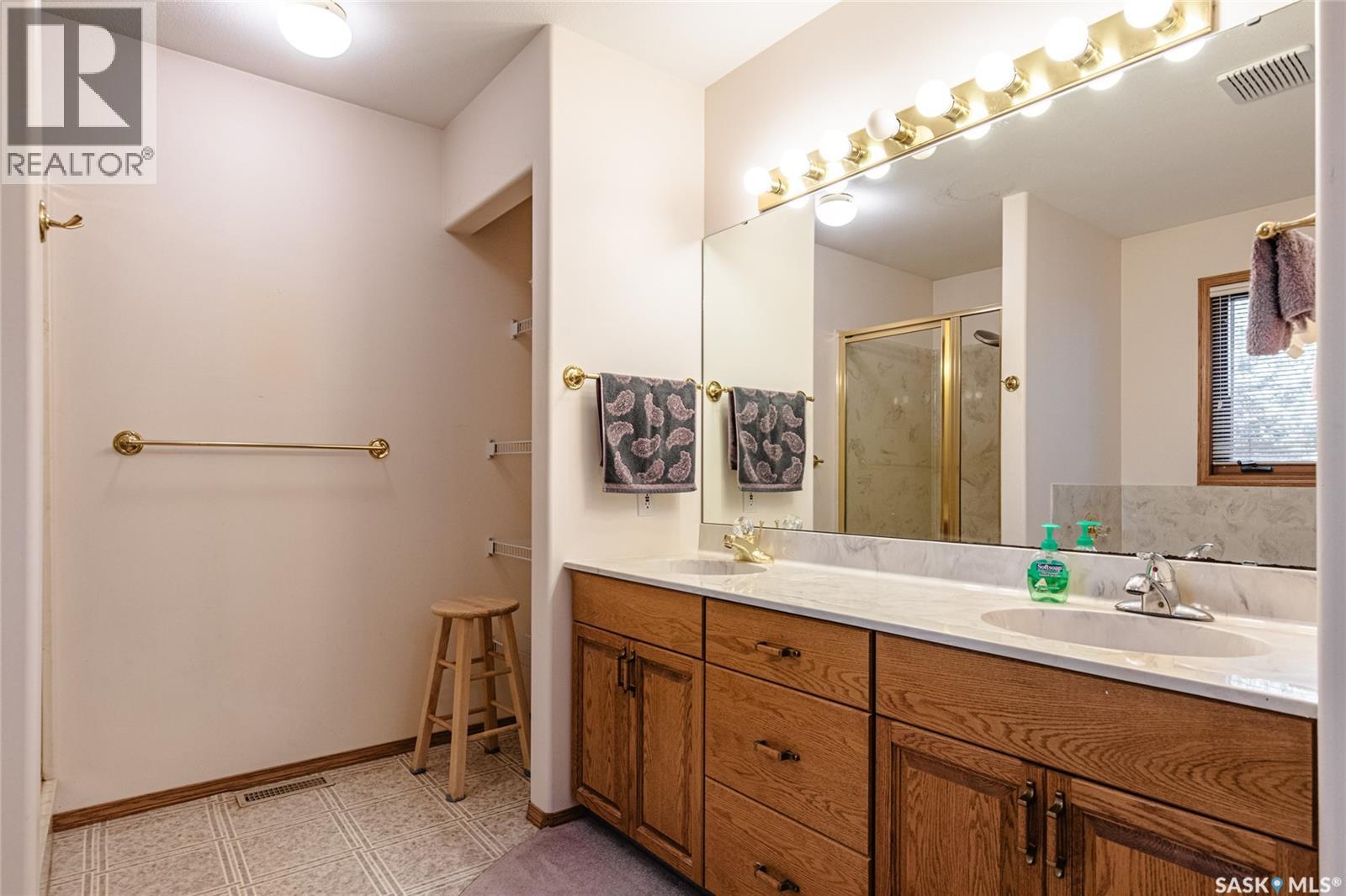 Photo 25 of 960 Duffield Street W, Moose Jaw SK