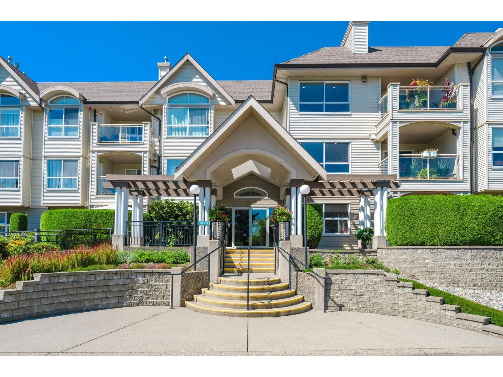 Photo 2 of 305 20381 96 Avenue, Langley BC
