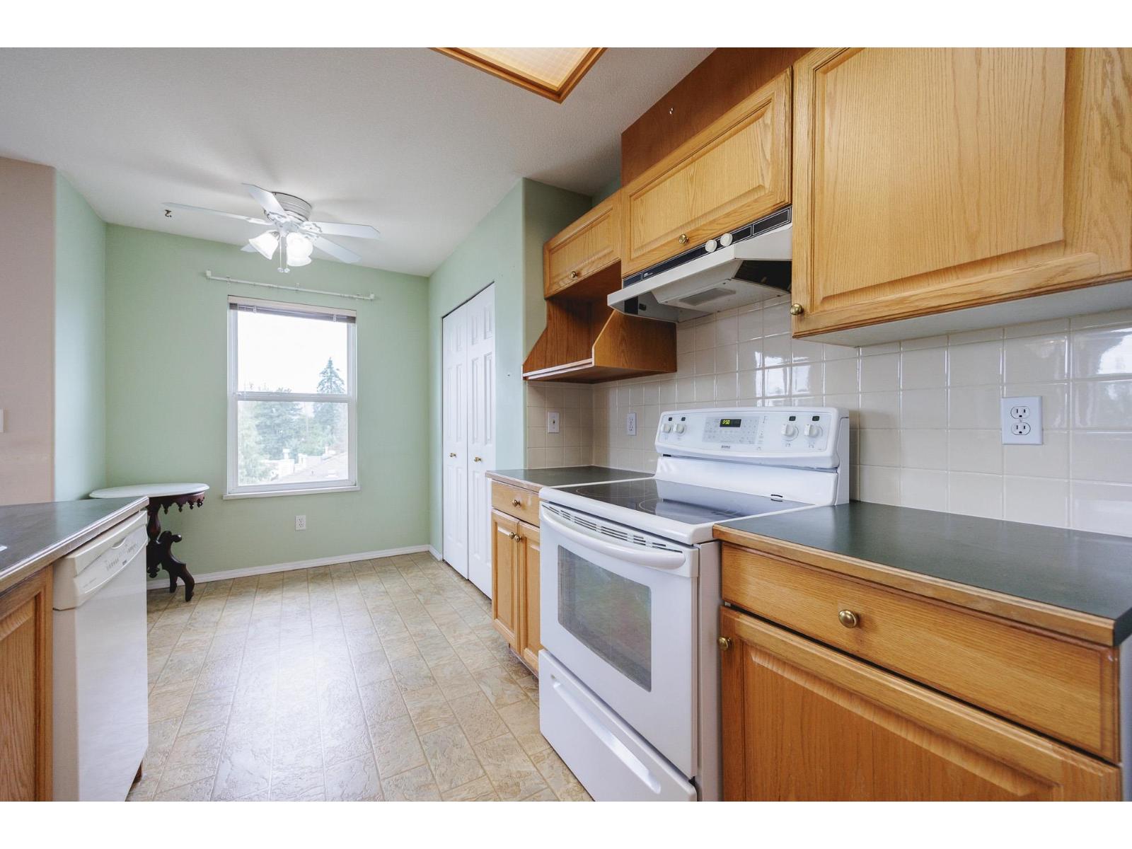 Photo 5 of 305 20381 96 Avenue, Langley BC
