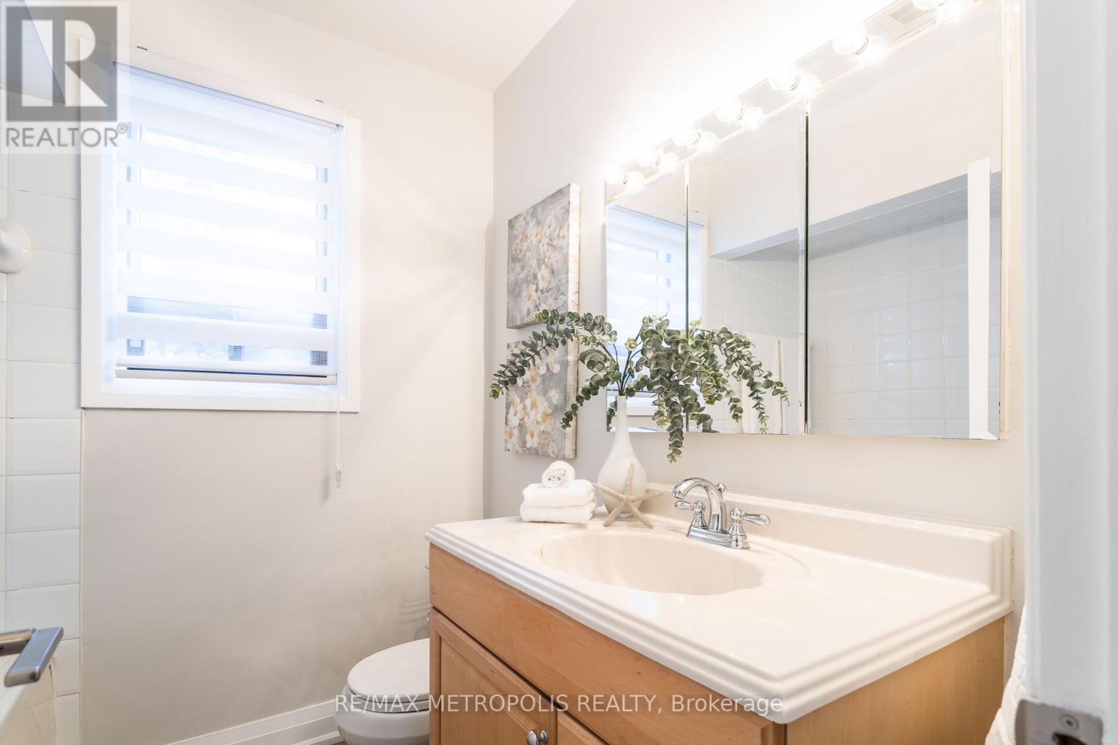 Photo 13 of 5 Jubilee Crescent, Toronto ON
