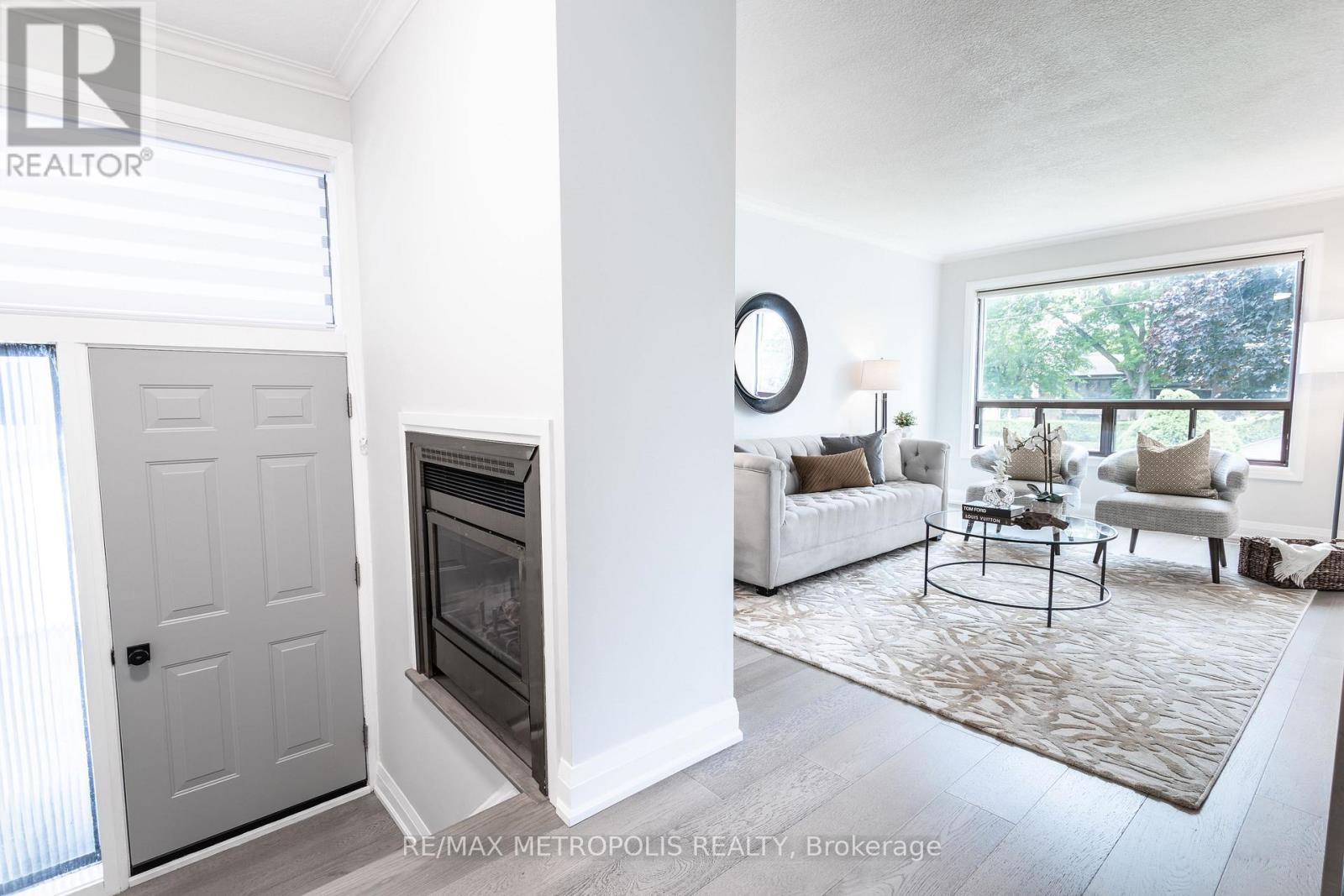 Photo 3 of 5 Jubilee Crescent, Toronto ON