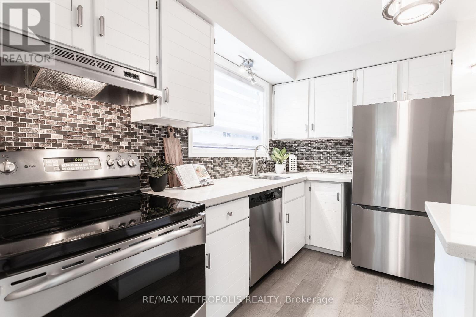 Photo 10 of 5 Jubilee Crescent, Toronto ON