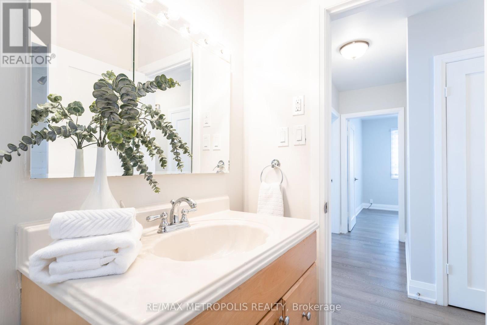 Photo 14 of 5 Jubilee Crescent, Toronto ON