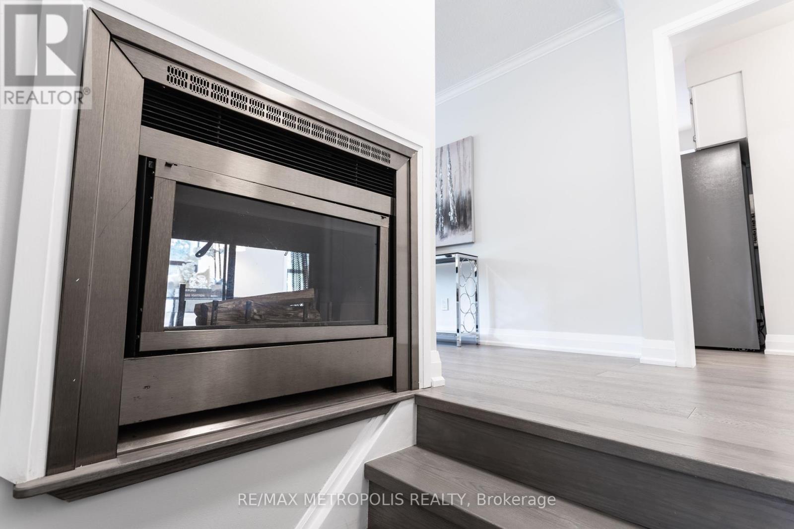 Photo 2 of 5 Jubilee Crescent, Toronto ON