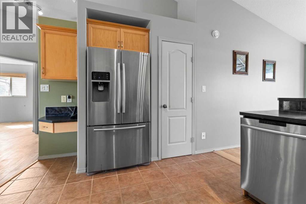 Photo 8 of 57 Pine Crescent, Blackfalds AB