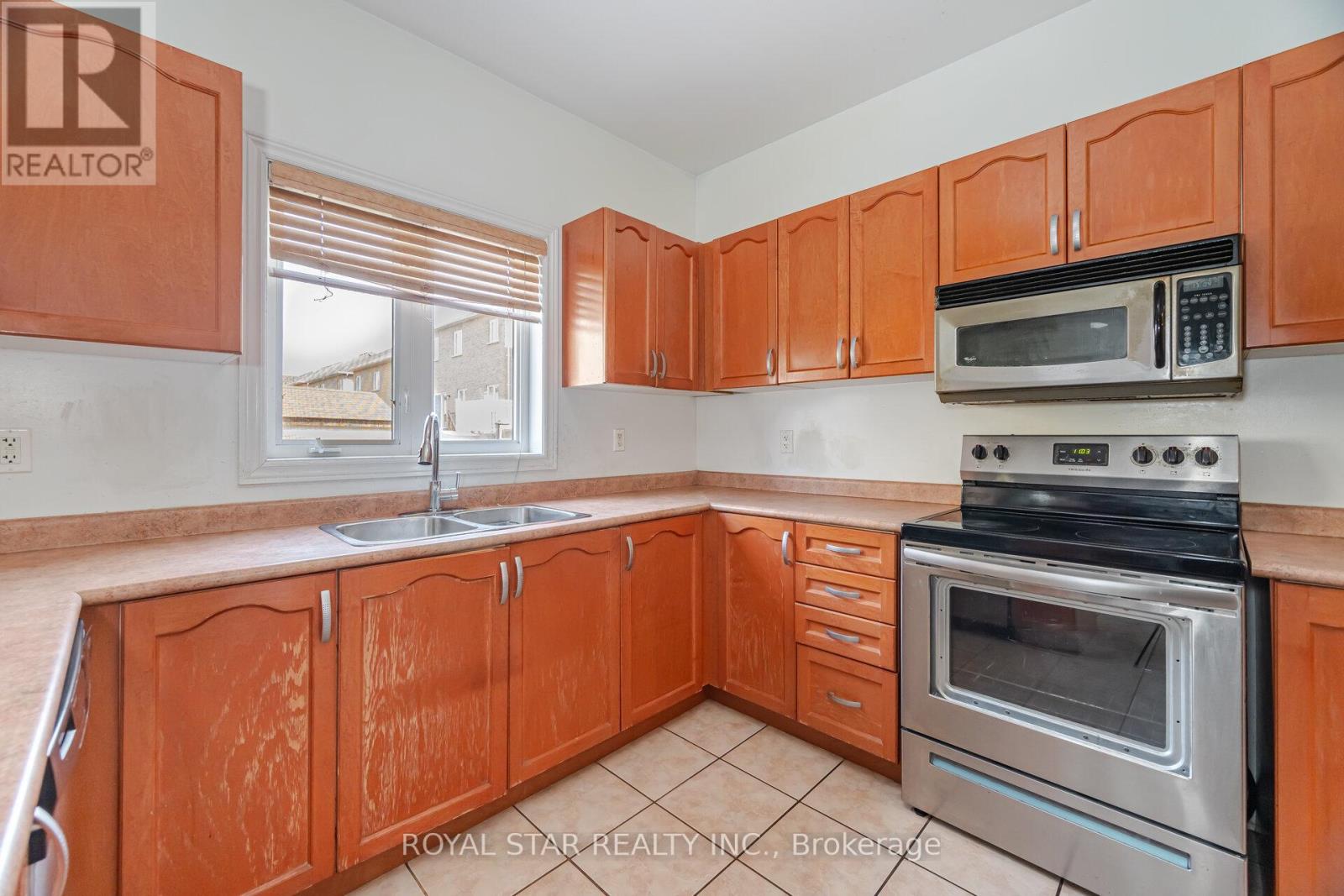 Photo 10 of 21 Baylawn Circle, Brampton ON
