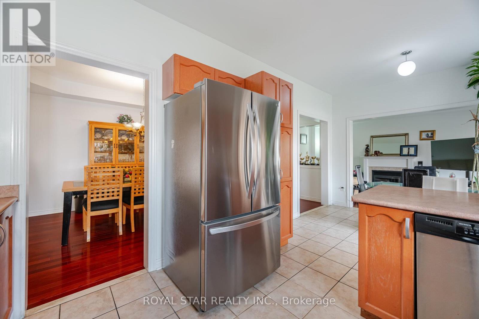Photo 11 of 21 Baylawn Circle, Brampton ON
