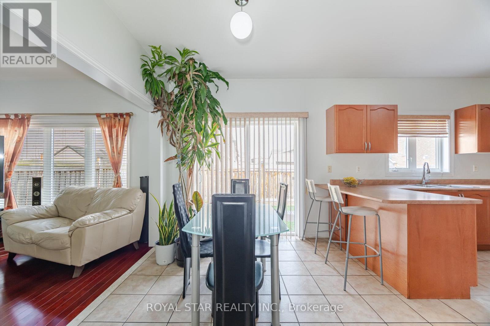 Photo 13 of 21 Baylawn Circle, Brampton ON