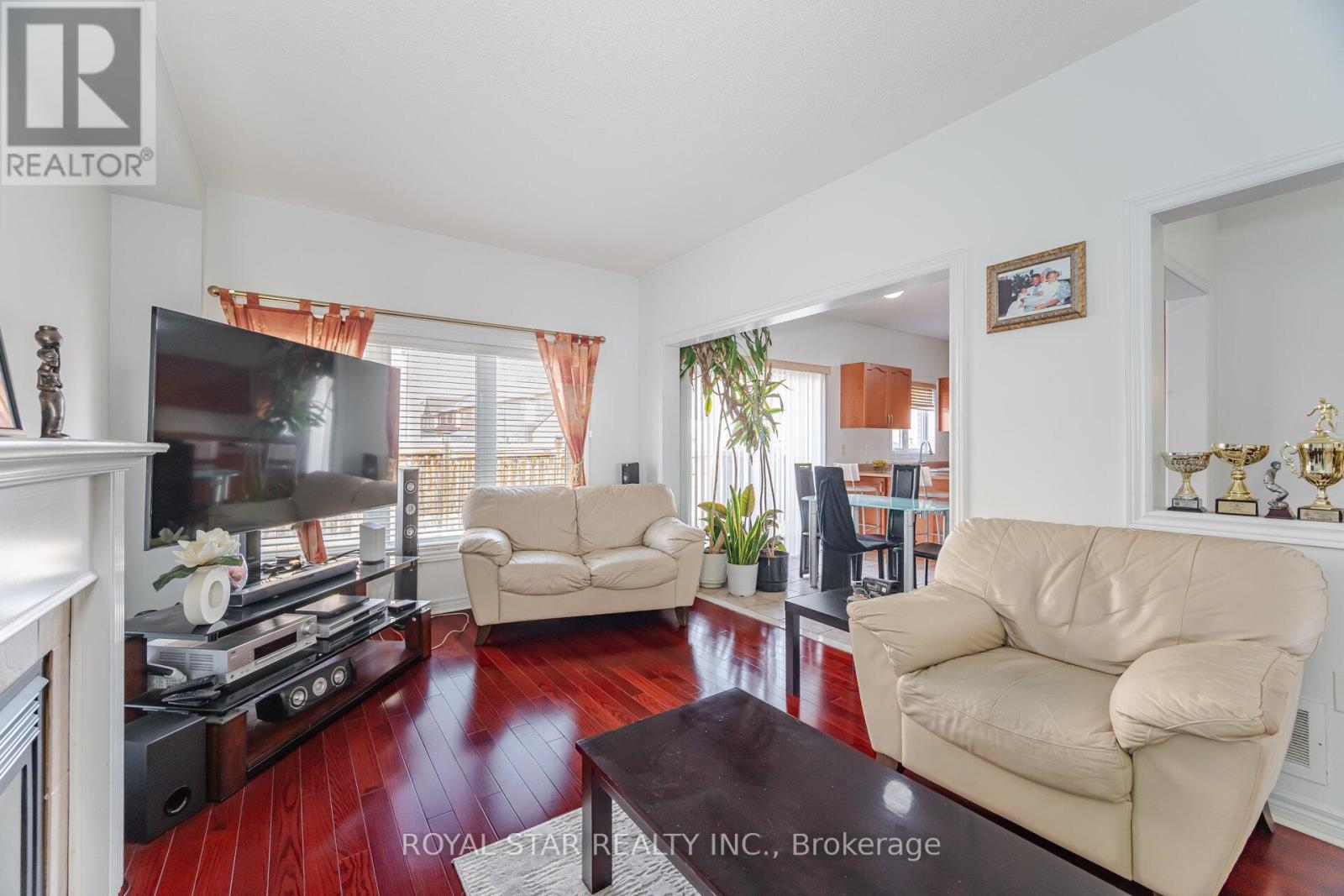 Photo 15 of 21 Baylawn Circle, Brampton ON