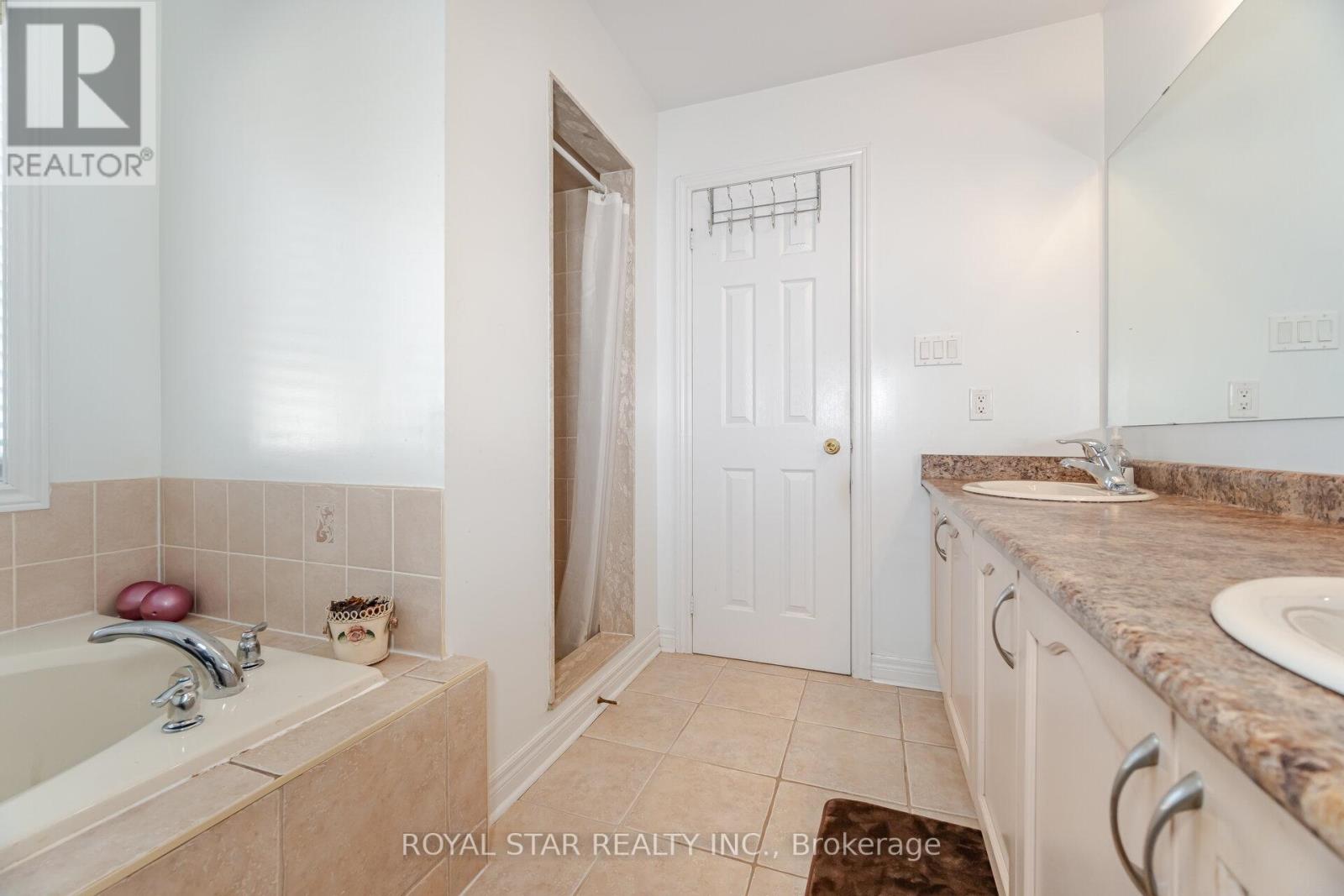 Photo 24 of 21 Baylawn Circle, Brampton ON