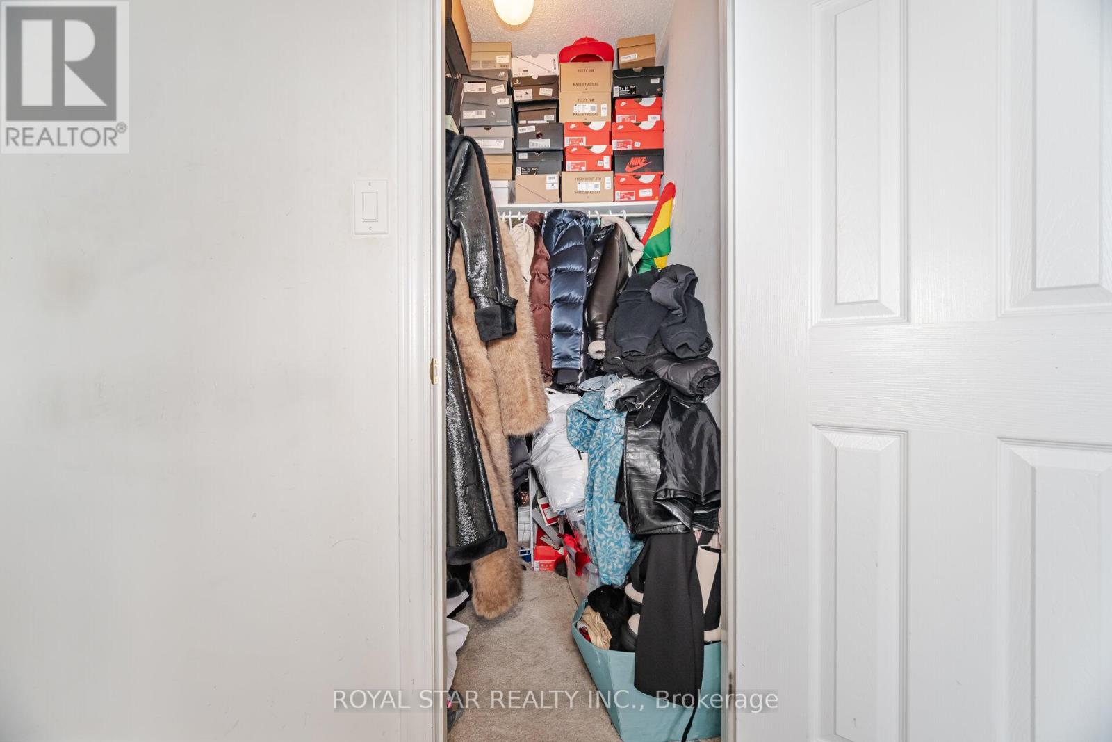 Photo 32 of 21 Baylawn Circle, Brampton ON