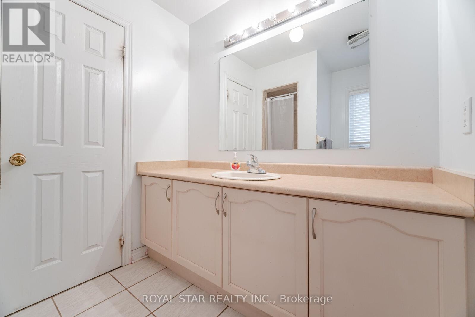 Photo 33 of 21 Baylawn Circle, Brampton ON