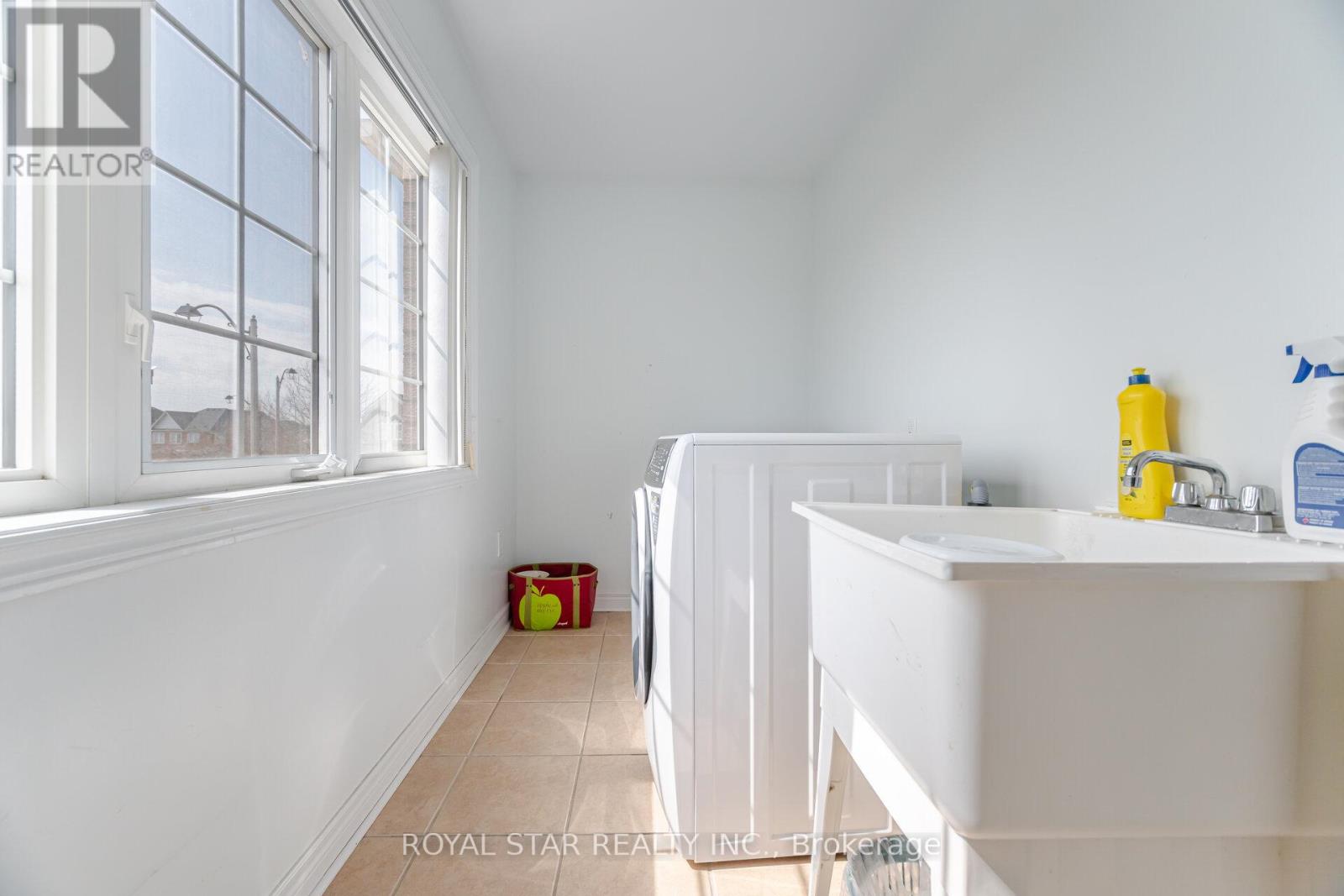 Photo 37 of 21 Baylawn Circle, Brampton ON