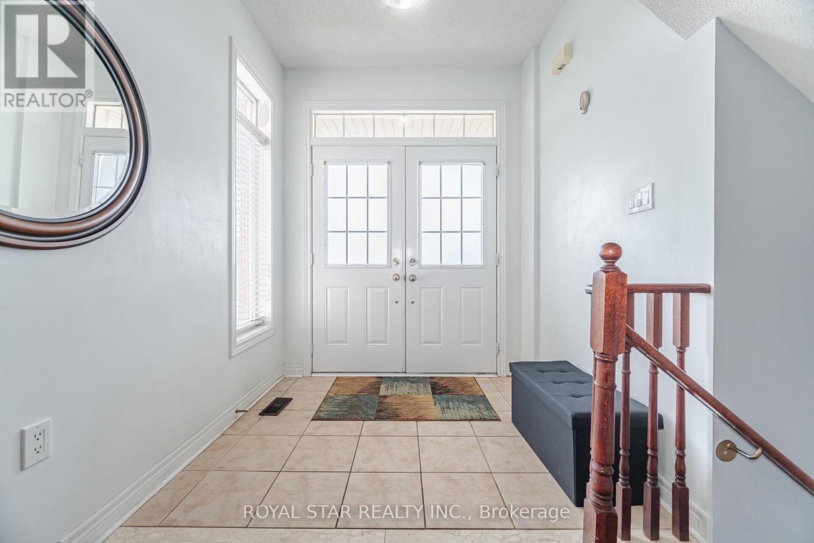 Photo 4 of 21 Baylawn Circle, Brampton ON