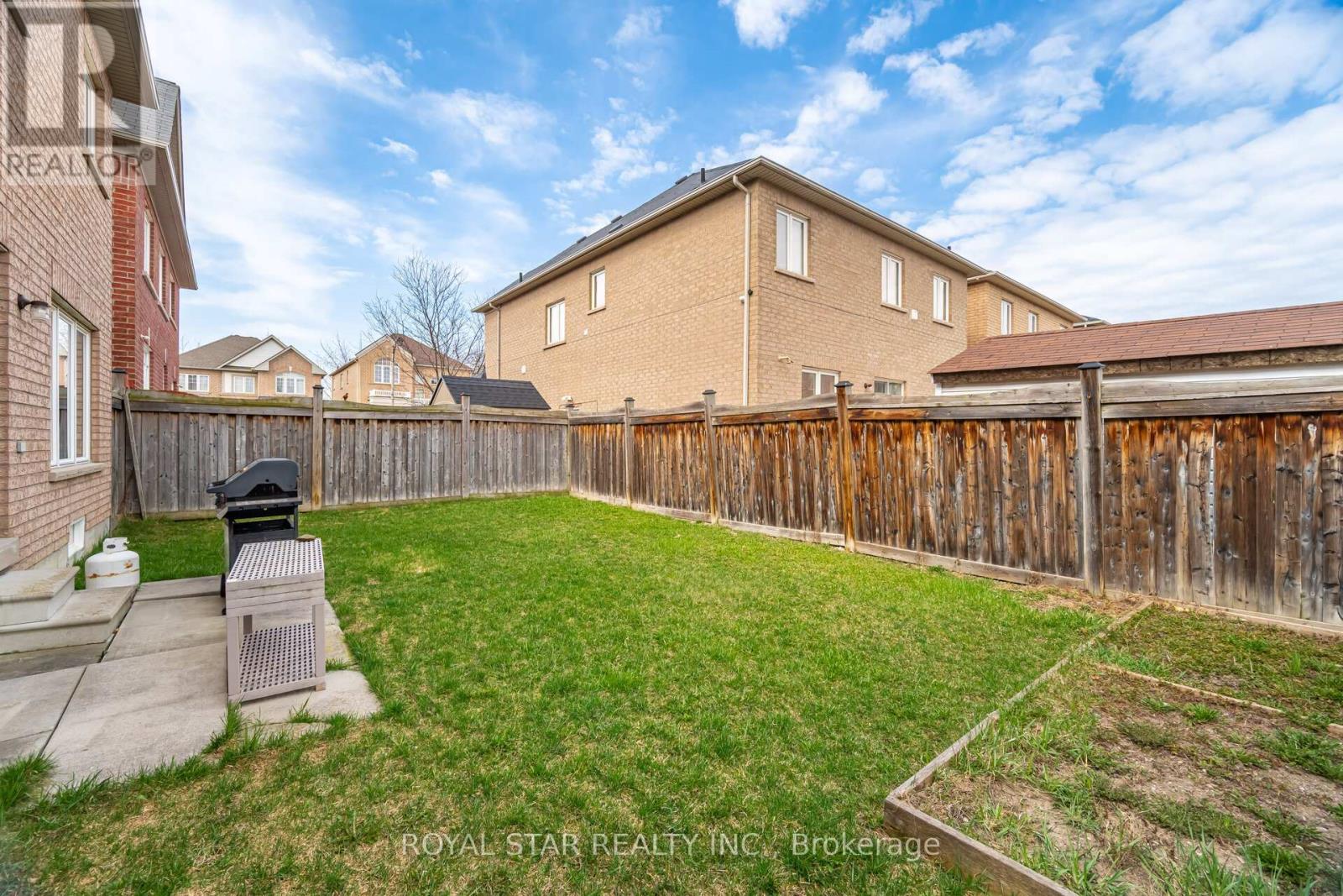 Photo 47 of 21 Baylawn Circle, Brampton ON