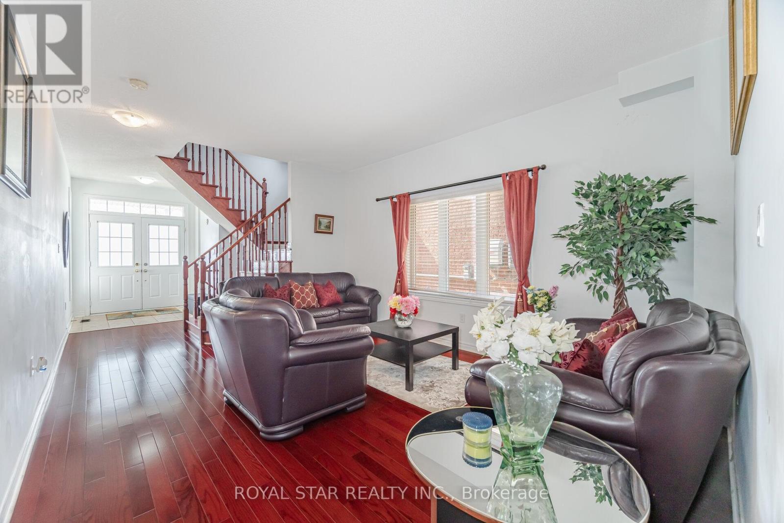 Photo 6 of 21 Baylawn Circle, Brampton ON