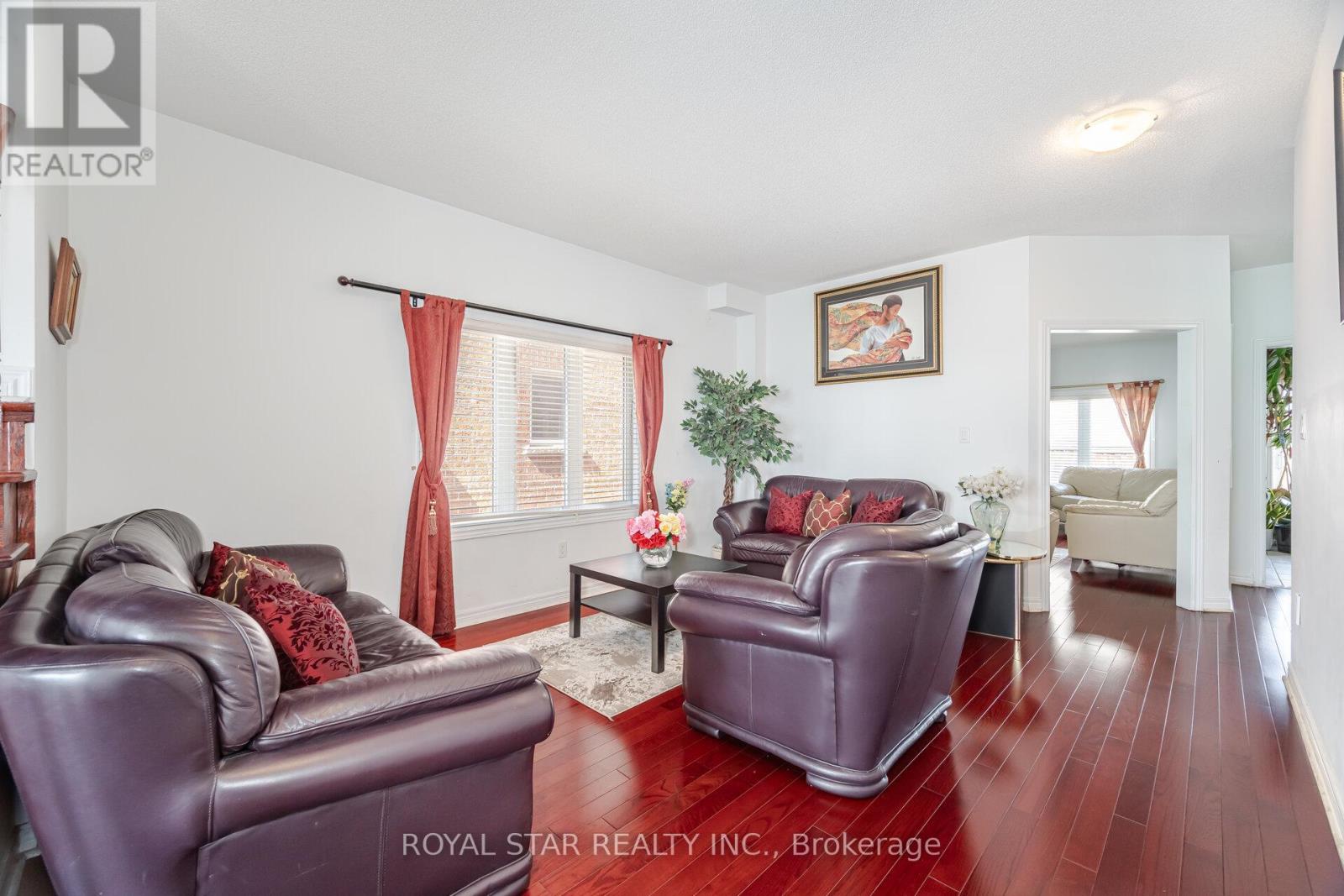 Photo 7 of 21 Baylawn Circle, Brampton ON