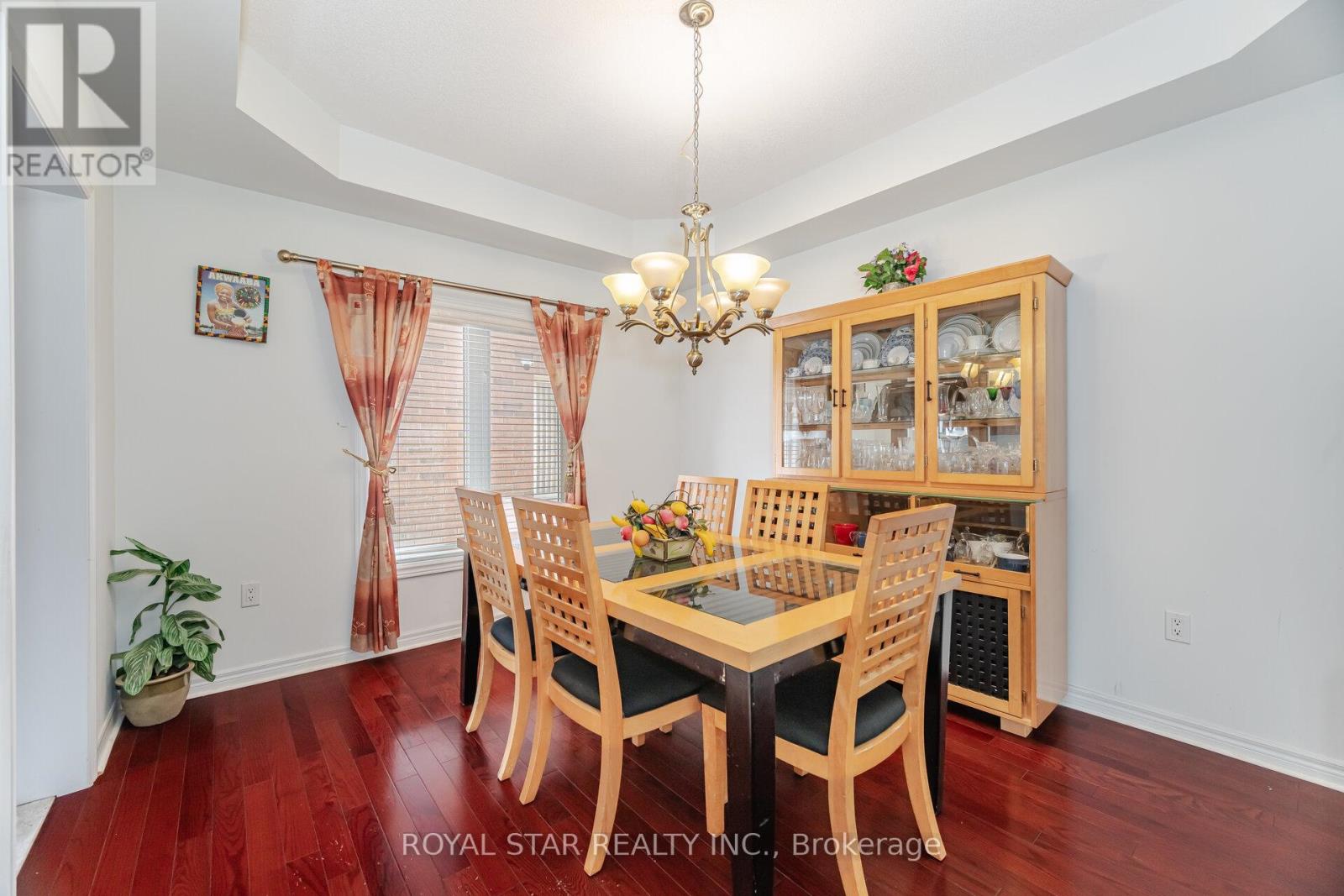 Photo 8 of 21 Baylawn Circle, Brampton ON