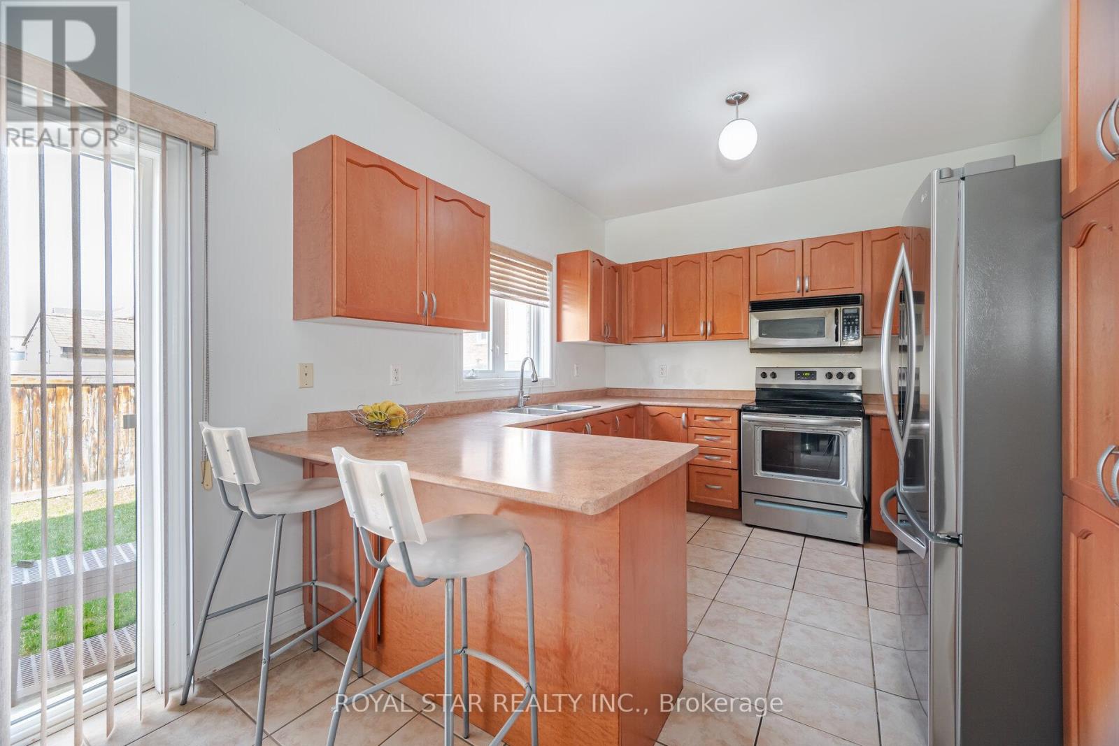 Photo 9 of 21 Baylawn Circle, Brampton ON