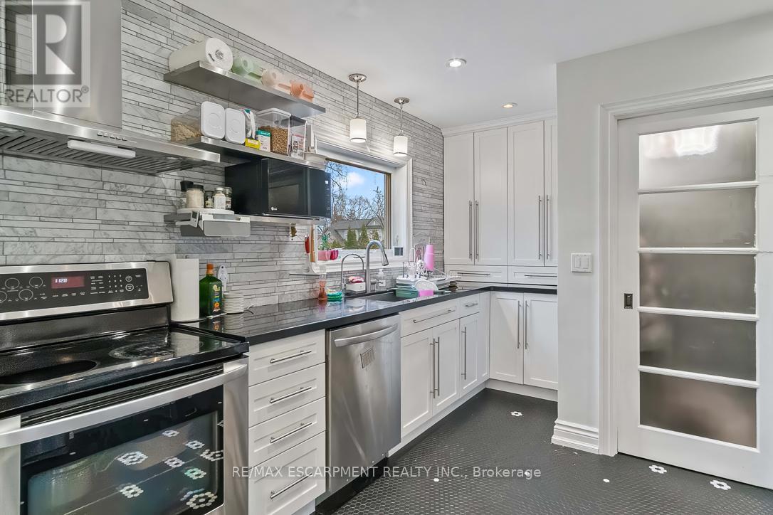 Photo 13 of 561 Wingrove Crescent, Oakville ON