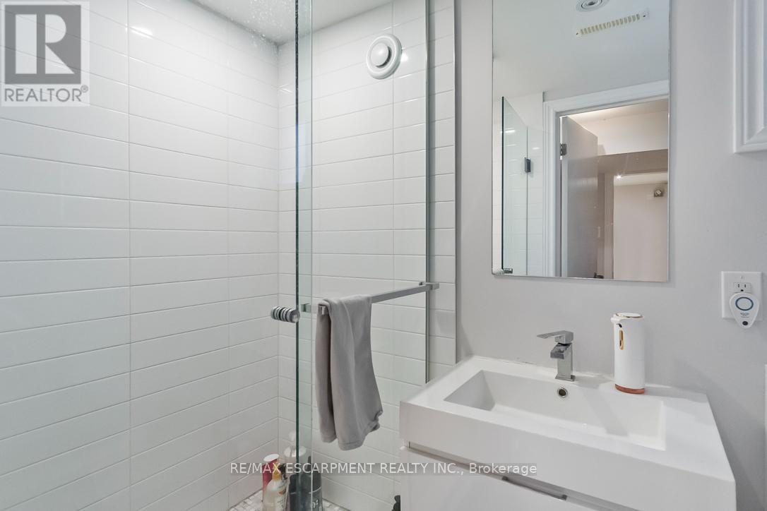 Photo 20 of 561 Wingrove Crescent, Oakville ON