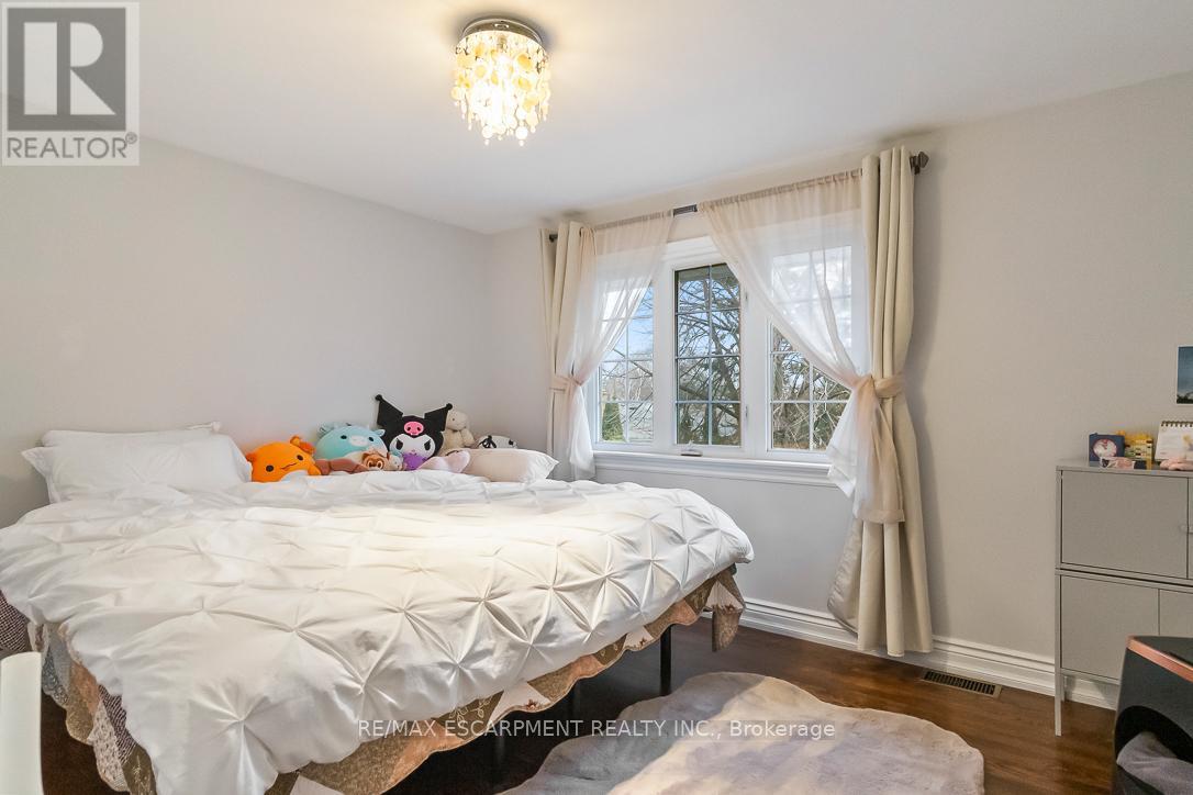 Photo 27 of 561 Wingrove Crescent, Oakville ON