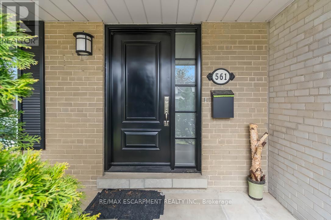 Photo 3 of 561 Wingrove Crescent, Oakville ON