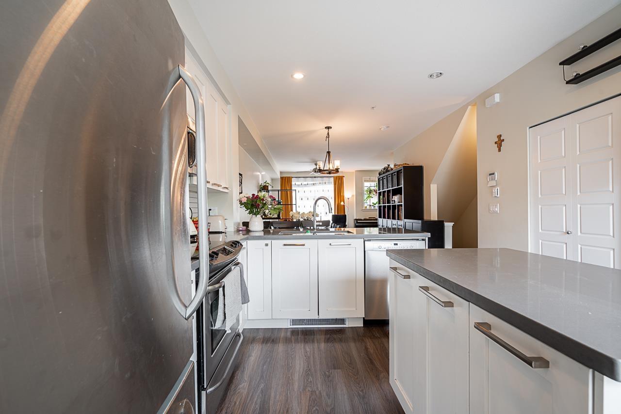 Photo 11 of 30 20967 76 Avenue, Langley BC
