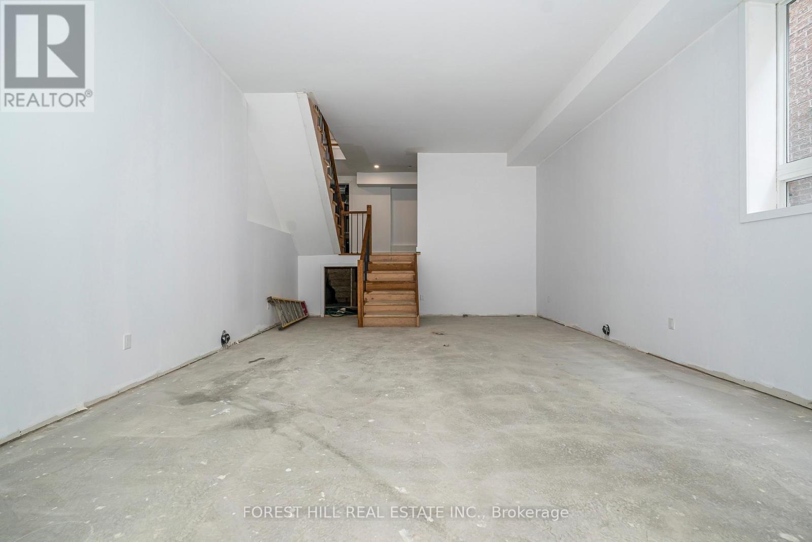 Photo 4 of 19 Simpson Avenue, Toronto ON