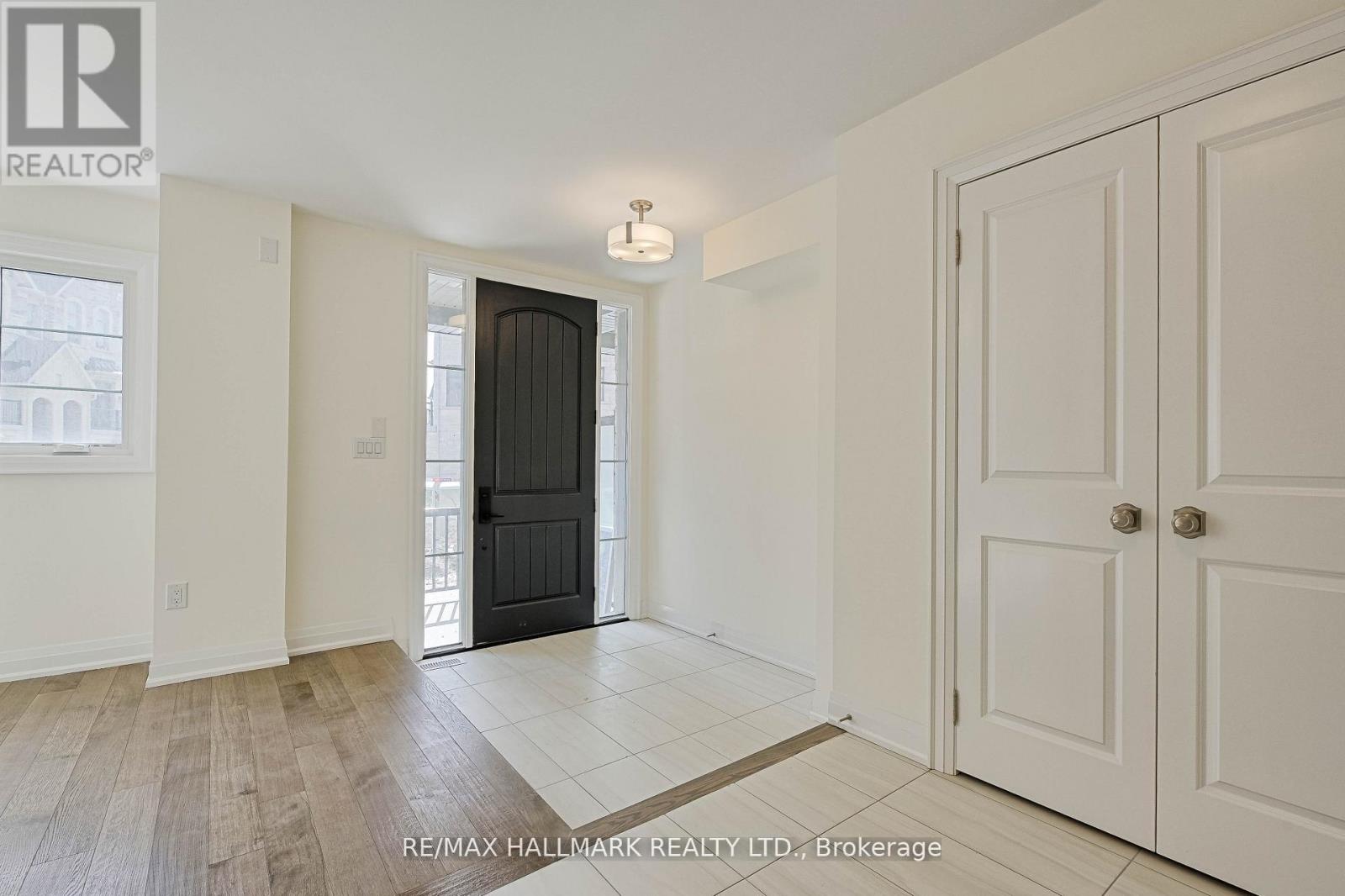 Photo 4 of 28 Gardeners Lane, Markham ON
